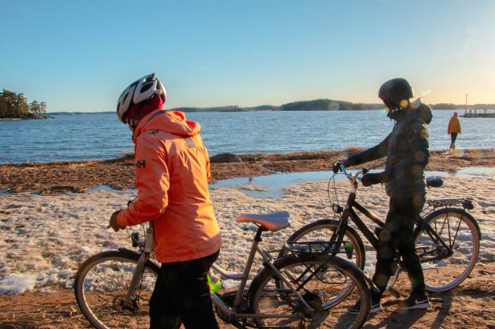 Kaksi polkupyöräilijää Ruissalon rannoilla keväällä 2022.  (Kuva: Joel Karlsson)
