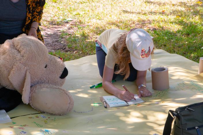 Lapsi piirtää. (Kuva: Joel Karlsson)