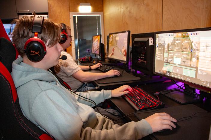 Nuoret pelaavat tietokoneella kuulokkeet päässä. (Kuva: Joel Karlsson)