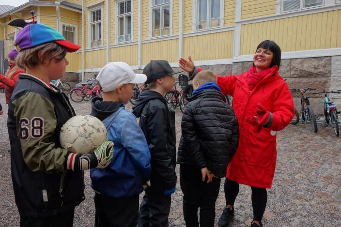 Opettaja ja oppilaita välitunnilla. (Kuva: Maija Linnala)