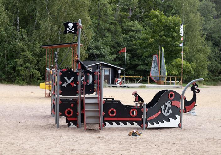 Merirosvolaiva-teemainen leikkipaikka Saaronniemen uimarannalla. (Kuva: Jenna Westerlund)