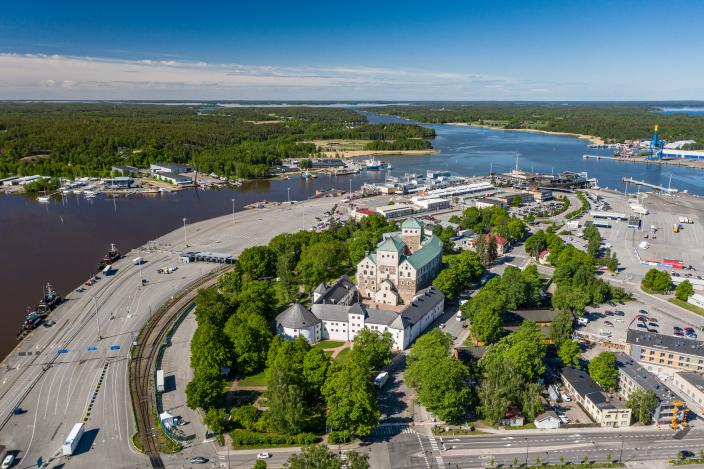 Flygfoto över Linnanniemiområdet från staden. På bilden syns Åbo slott, hamnområdet och en vy över havet. (Foto: Heikki Räisänen)