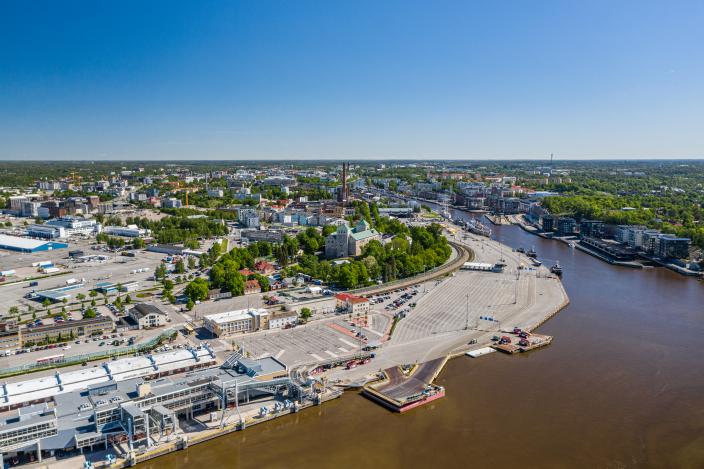 Näkymä Linnanniemestä ja Turun satamasta mereltä päin. (Kuva: Heikki Räisänen)