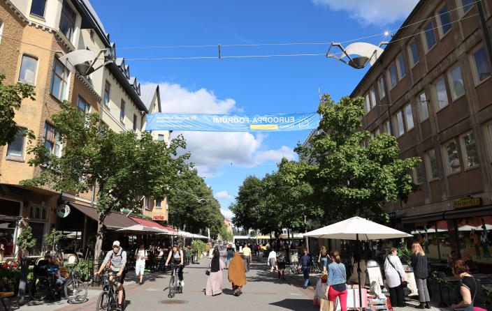 Turun Yliopistonkatu kesällä. Kuvassa pyöräilijä ja kävelijöitä.  (Kuva: Jenna Westerlund)