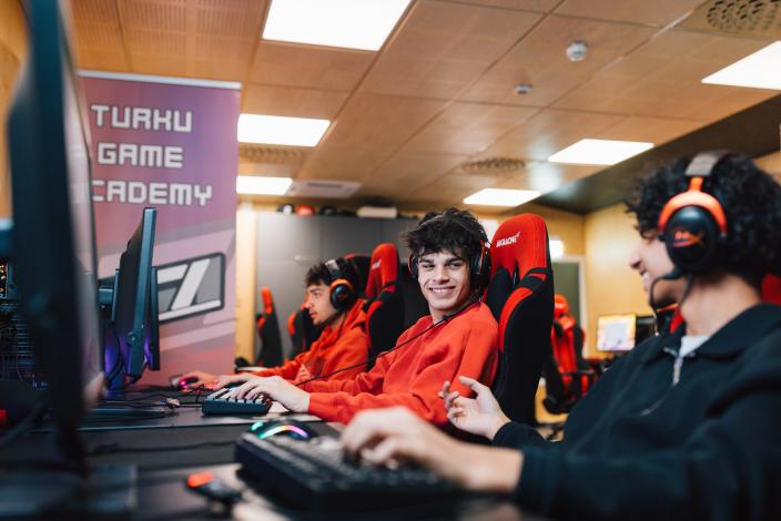 Nuoret istuvat pelituoleissa tietokoneiden ääressä pelaamassa. (Kuva: Heikki Räisänen)