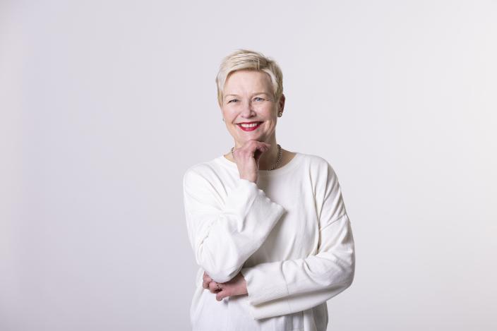 Nainen hymyilee kameraan. (Foto: Suvi Elo)