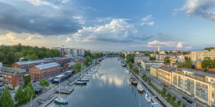 Toukokuun iltana otettu ilmakuva Aurajoesta Manillan kohdalta kaupunkiin päin. (Kuva: Mika Kurkilahti)