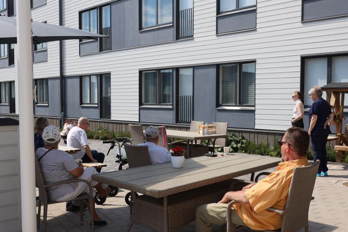 Naapurustokahvit ja mölkky-pelit Nonna Linnan alueolohuoneen pihalla. (Kuva: Oona Kokko)