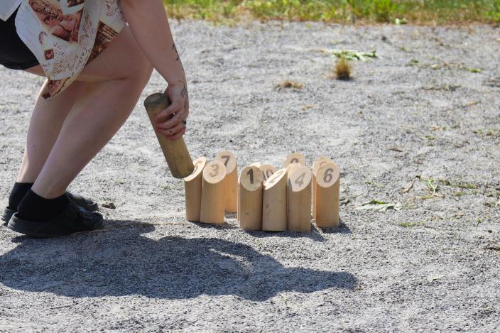 Pihalla pelataan mölkkyä. (Kuva: Oona Kokko)