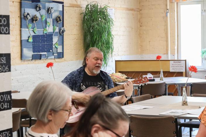Muusikko Timo Rautala vetää alueolohuoneiden yhteislaulutilaisuuksia (Foto: Oona Kokko)