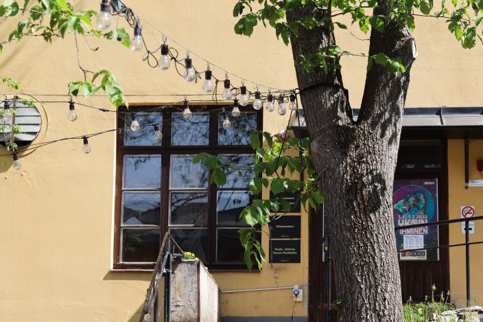 Sisäänkäynti teatteriin Manillan sisäpihalla. (Kuva: Oona Kokko)