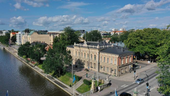 Kuvassa kaupungintalo kesällä (Kuva: Pasi Leino)