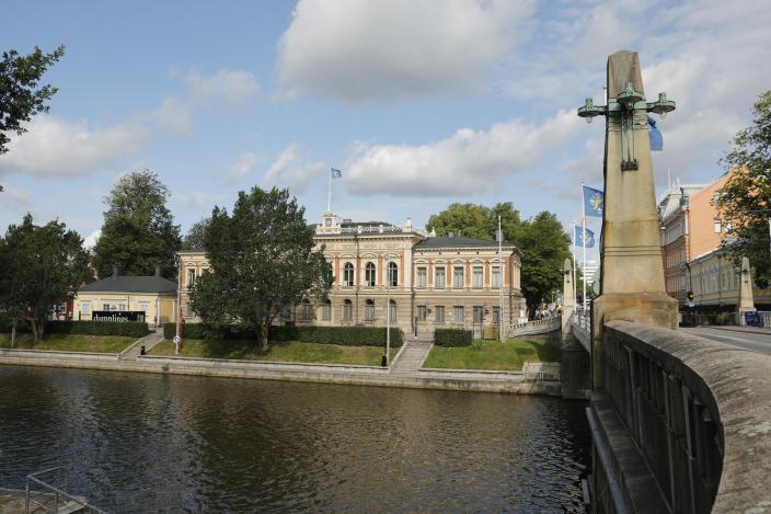 Kaupungintalo Aurajoen vastakkaiselta puolelta kuvattuna kesällä. (Kuva: Pasi Leino)