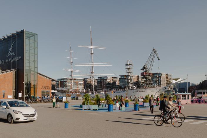 Kulkijoita Forum Marinumin piha-alueella. (Kuva: Vill Media Oy)