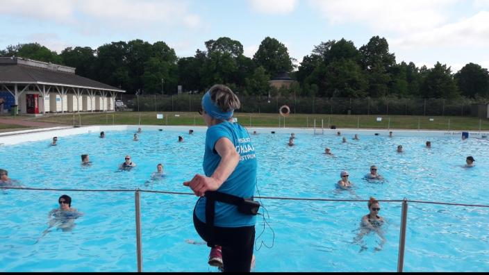 Vesijumppatunti Kupittaan maauimalassa. (Kuva: Eeva Haapanen)