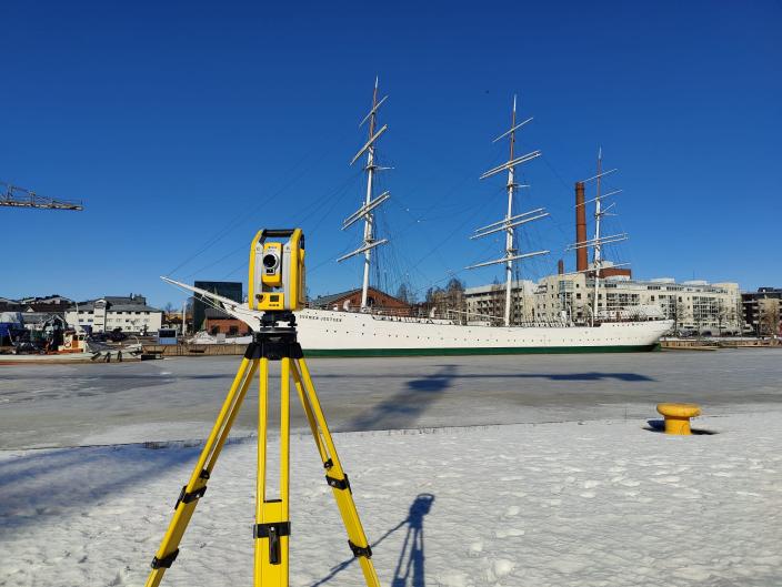 Takymetri Aurajoen-rannalla (Kuva: Joni Sarkkila)