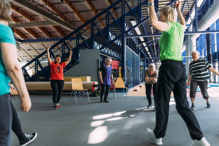 Yli 75-vuotiaille tarkoitettu VoiTas-liikuntaryhmä jumppaamassa Kupittaan urheiluhallissa (Kuva: Heikki Räisänen)
