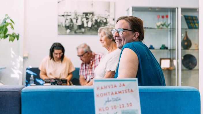 Kaffe och konversation i Aurala områdesvardagsrum. (Foto: Heikki Räisänen)
