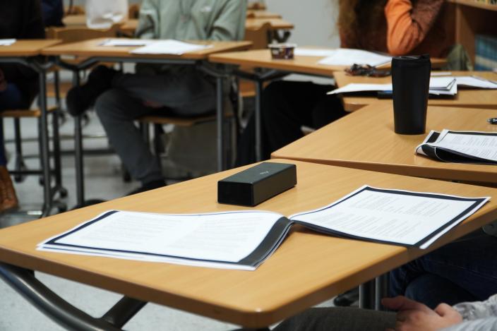 Lukio-opiskelijoita luokkahuoneessa. (Foto: Viktor Leinonen)