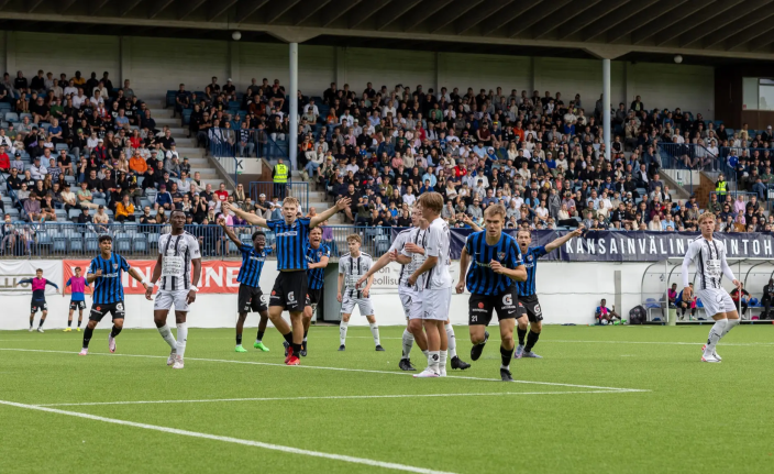 FC Inter vs. TPS Derbyottelu 2024. Kuvassa FC Interin ja TPS:n pelaajia. (Kuva: Henrik Siiskonen)
