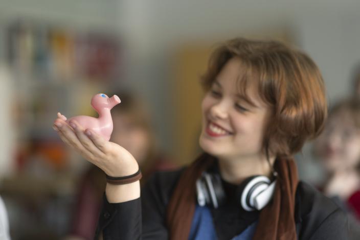Lukiolainen katsoo kämmenellään olevaa Posankka-kylpyankkaa. (Foto: Jussi Vierimaa)