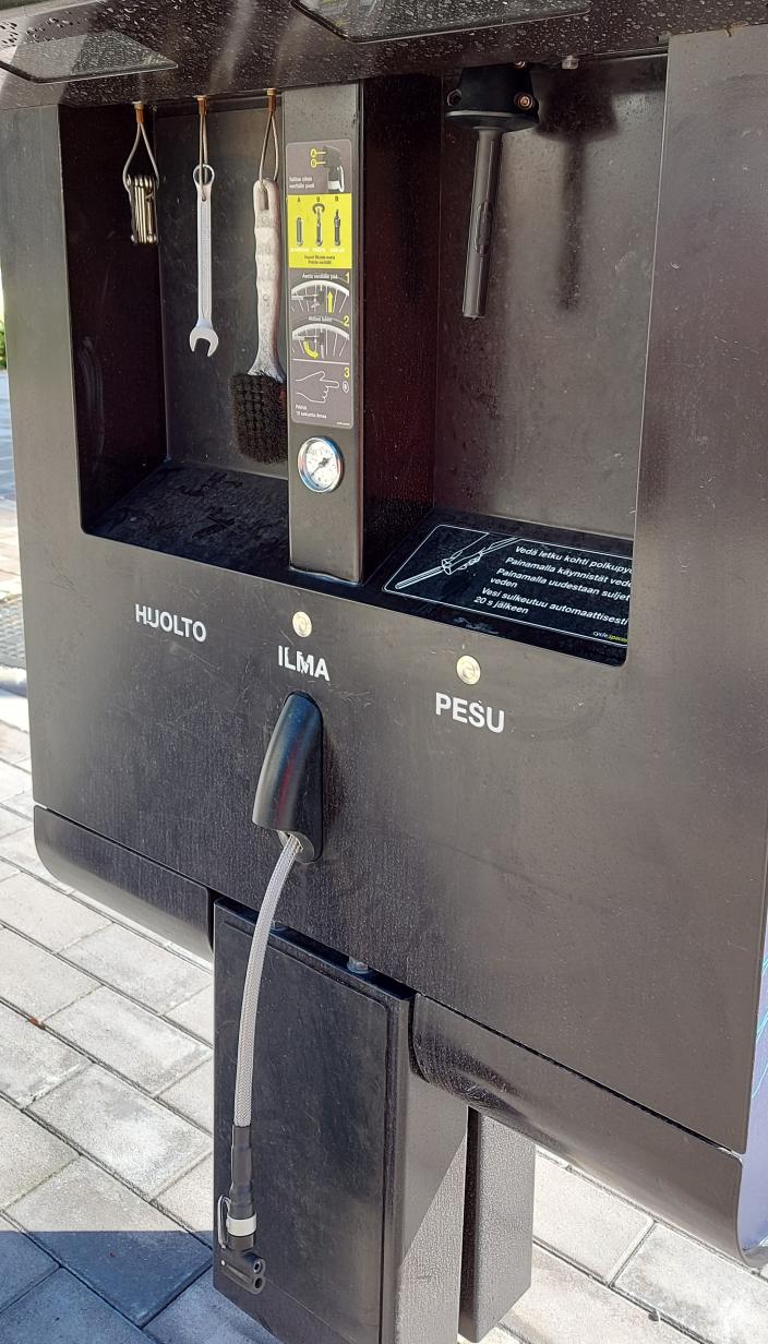 Hämeenkadun pesu- ja huoltopisteen työkalut.