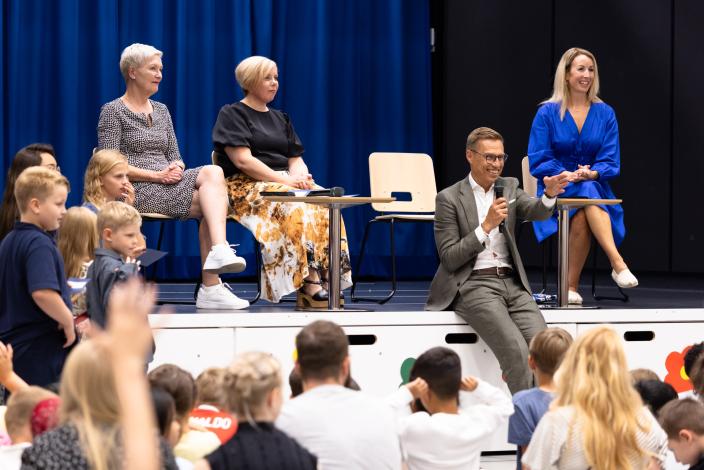 Presidentti Stubb keskustelee lasten kanssa Pääskyvuoren koulussa. (Kuva: Linda Svarfvar)