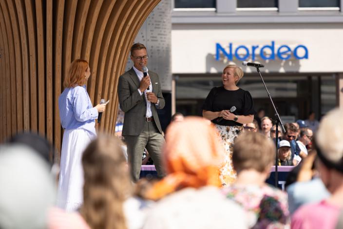 Veronica Verho, presidentti Stubb ja pormestari Piia Elo keskustelevat kauppatorin lavalla. (Kuva: Linda Svarfvar)