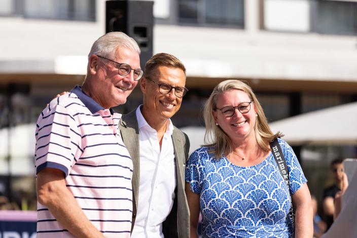 Presidentti asettui yhteiskuvaan kansalaisten kanssa kauppatorilla. (Kuva: Linda Svarfvar)