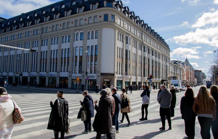 Kulkijoita suojatiellä Aurakadun ja Eerikinkadun risteyksessä. (Kuva: Ksenija Viitanen)