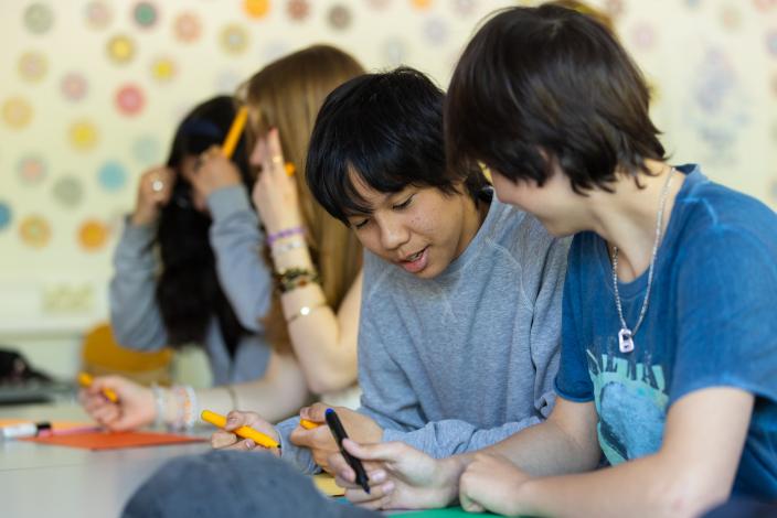 Yläkouluikäisiä oppilaita luokkahuoneessa. (Foto: Jussi Vierimaa)