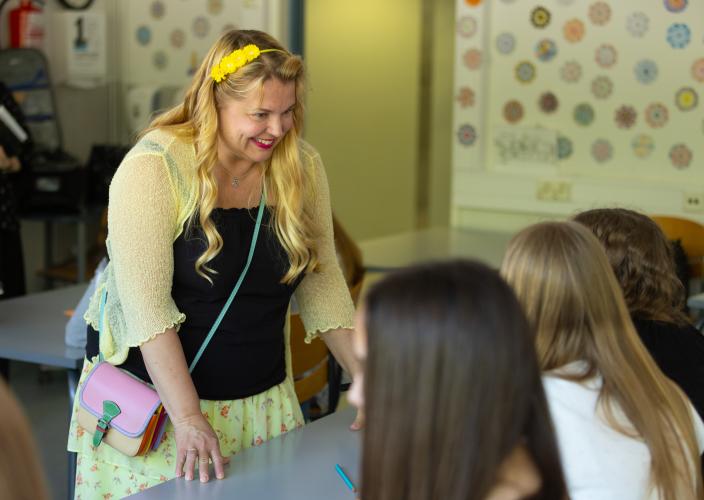 Opettaja ja oppilaita luokkahuoneessa. (Kuva: Jussi Vierimaa)