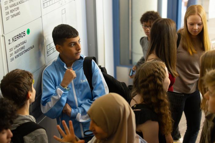 Yläkouluikäisiä oppilaita koulun käytävällä. (Kuva: Jussi Vierimaa)