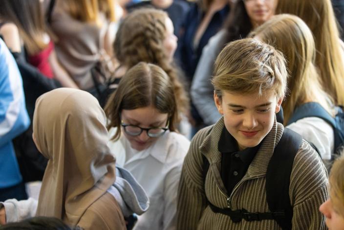 Yläkouluikäisiä oppilaita koulun käytävällä. (Foto: Jussi Vierimaa)