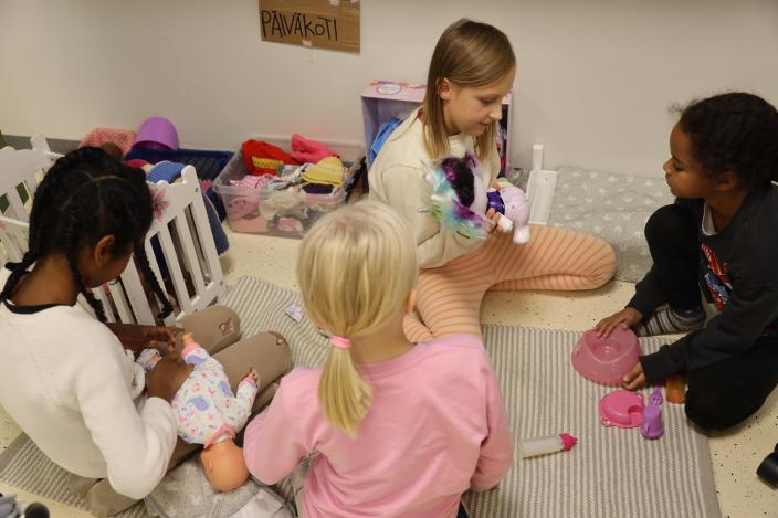 Docklek i Nummenpakka eftermiddagsverksamhet. (Foto: Vilhelmiina Vesanen)