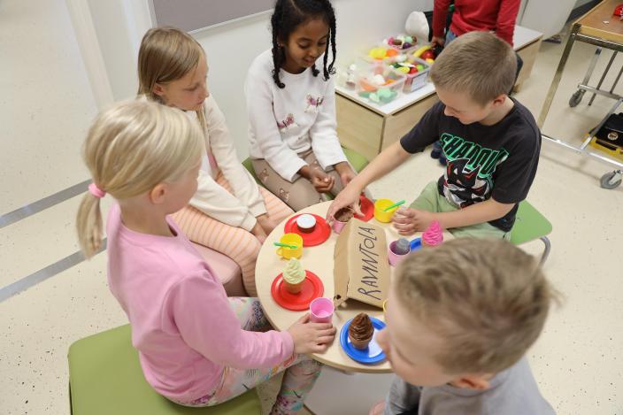 På bilden leker barn i årskurs två restaurang. (Foto: Vilhelmiina Vesanen)