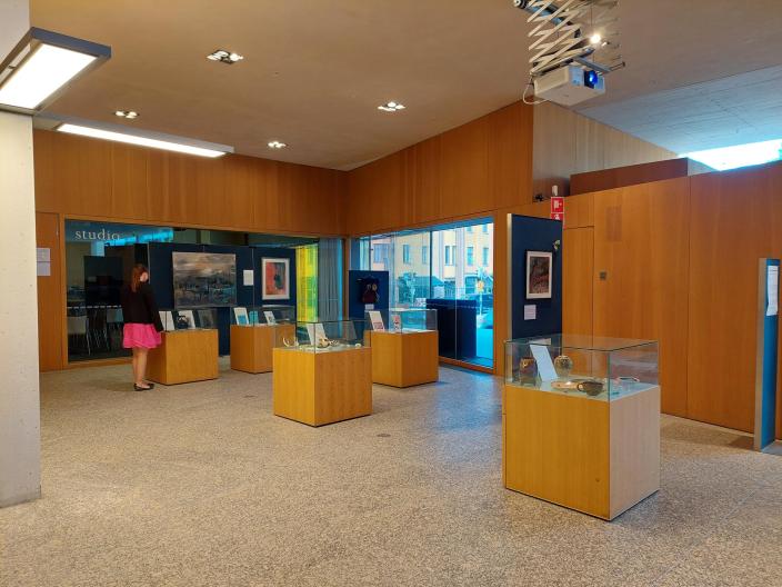 Pääkirjaston aulan näyttelytila.  (Kuva: Suvi Kiukas)