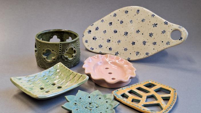 Kuvassa on kuusi erilaista keraamista esinettä. (Kuva: Turun kaupunki)
