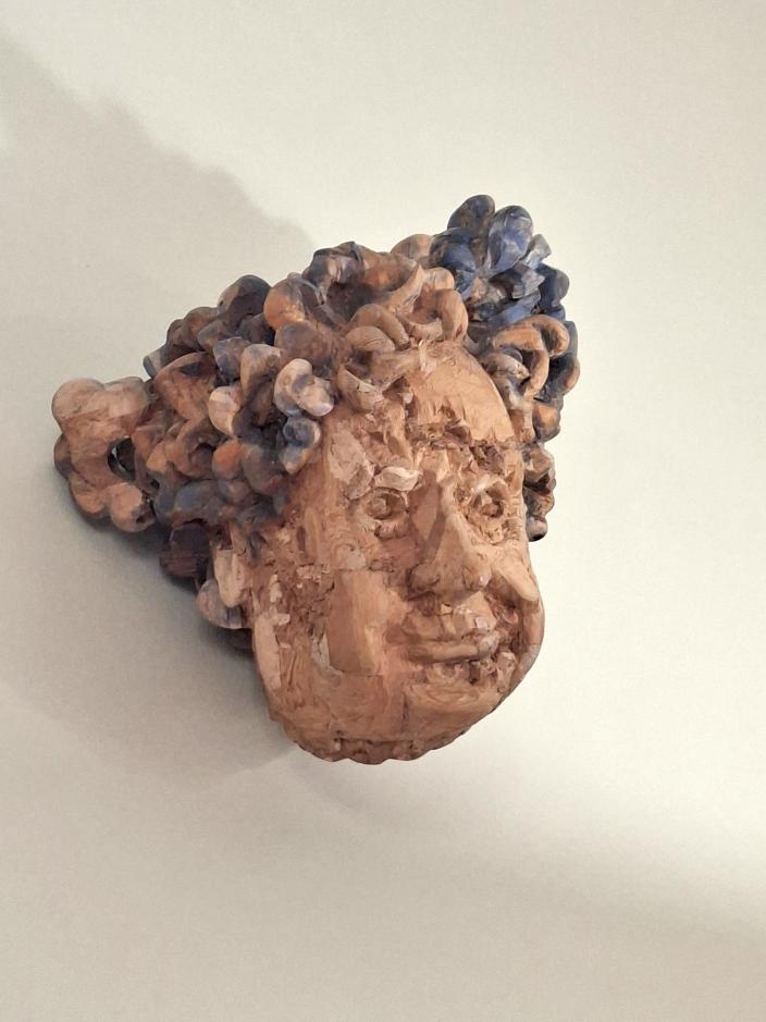 Jarkko Laineen patsas pääkirjaston Runohuoneessa. (Kuva: Noora Yrttiaho)