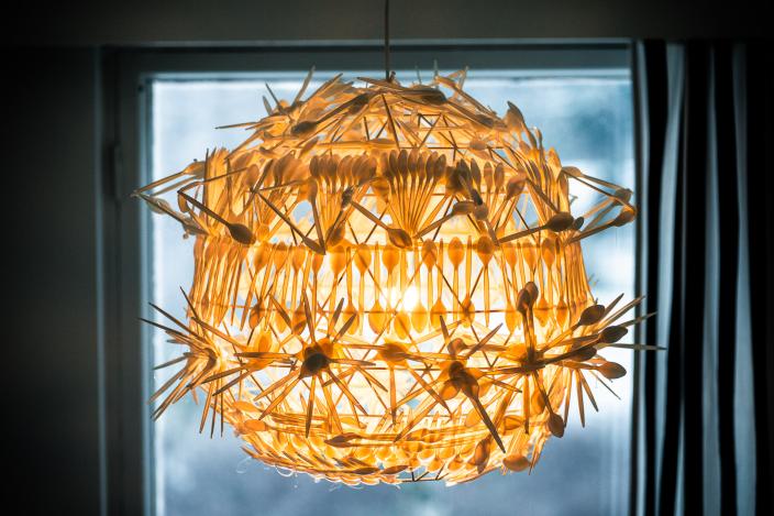 Kierrätetyistä muovilusikoista tehty valotaideteos. (Kuva: Jussi Virkkumaa)