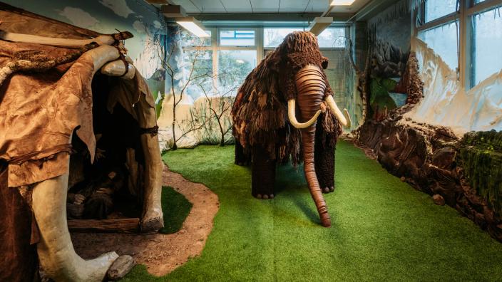 Kierrätysmateriaaleista valmistettu mammutti Aikamatka-teoksessa.
