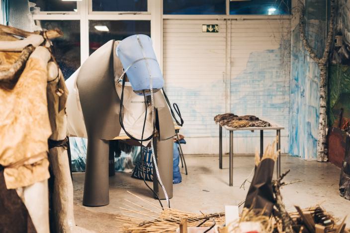 Kuvassa kierrätysmateriaaleista valmistetun mammutin runko Aikamatka-teoksessa.