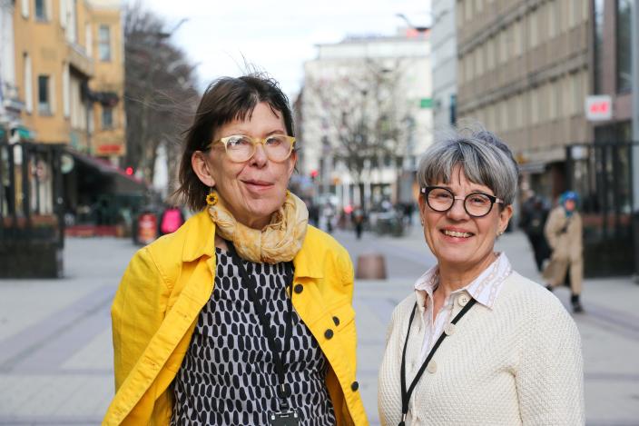 Taina Aaltonen ja Ullakaisa Nieminen hymyilevät kameralle Turussa Yliopistonkadun kävelykadulla. (Kuva: Heidi Pelander)
