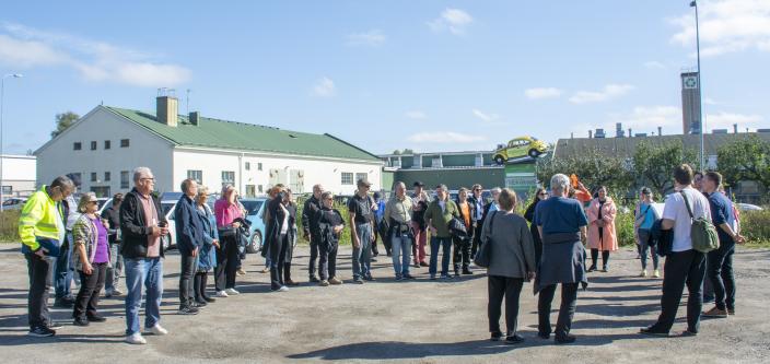 Ihmiset kuuntelevat Itäharjulla, kun arkkitehdit jne. kertovat Kupittaan kärjen ja Taito-kampuksen rakentamisesta. (Kuva: Lea Froloff)