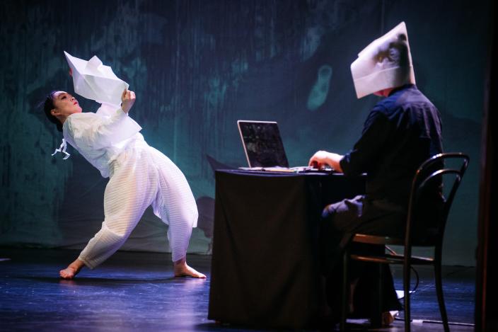 Esiintyjiä lavalla Finfringe-festivaaleilla.