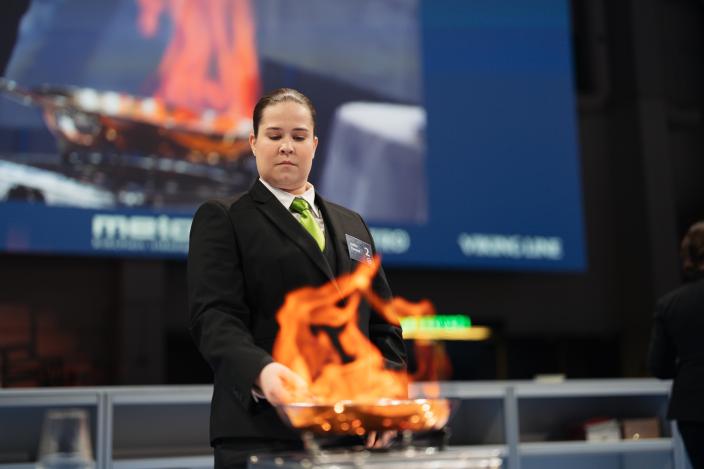 Vuoden tarjoilija -kisassa tehtäviin voi kuulua  muun muassa liekitystä. (Kuva: Vuoden tarjoilija -kisa)