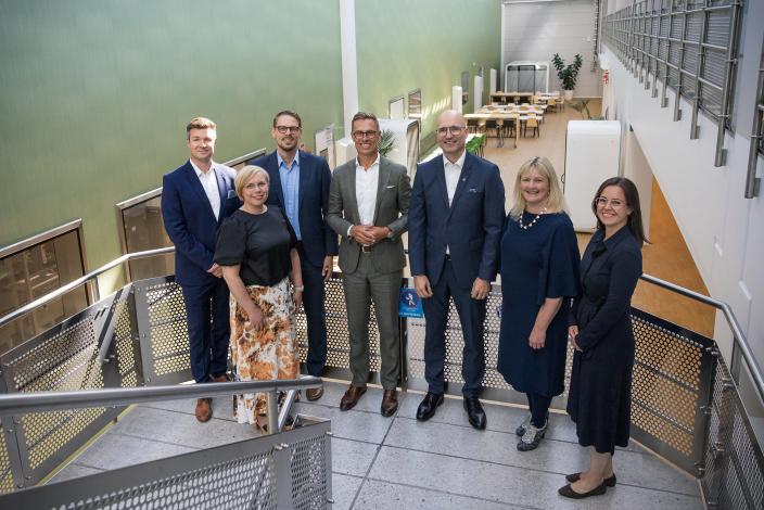 Presidentti Stubb, pormestari Piia Elo ja Bayerin Mikko Heikkinen, Mika Toivanen, Tomi Penttilä, Aino Försti-Smith ja Jannika Kaikkonen yhteiskuvassa. (Kuva: Matti Porre)