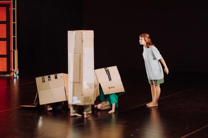 Tanssiteatteriryhmä KUPU esittämässä Salaisuuksien ullakko -teosta. (Picture: Tanssiteatteriryhmä KUPU)