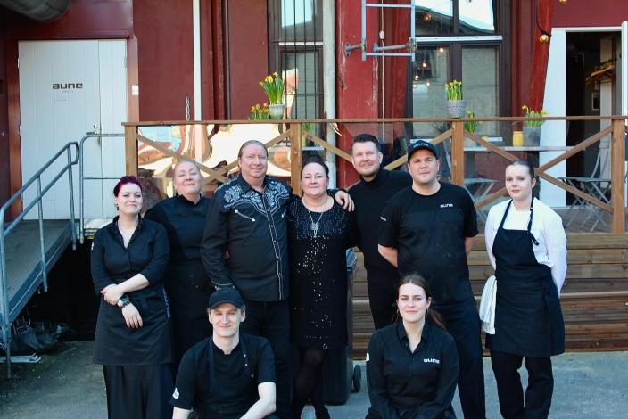 Ihmisiä ravintola Aunen edustalla.