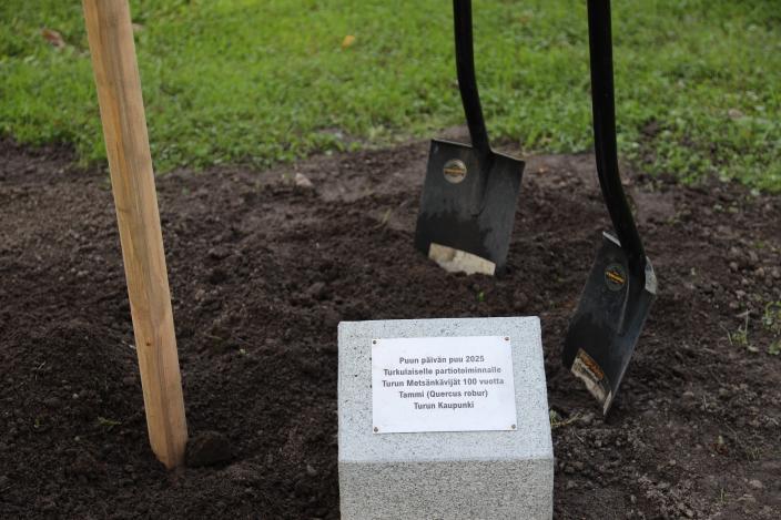 Laatta puun päivän istutuksesta, jossa onnitellaan Turun Metsäkävijöitä satavuotiaasta taipaleestaan. (Kuva: Reea Viitasalo)